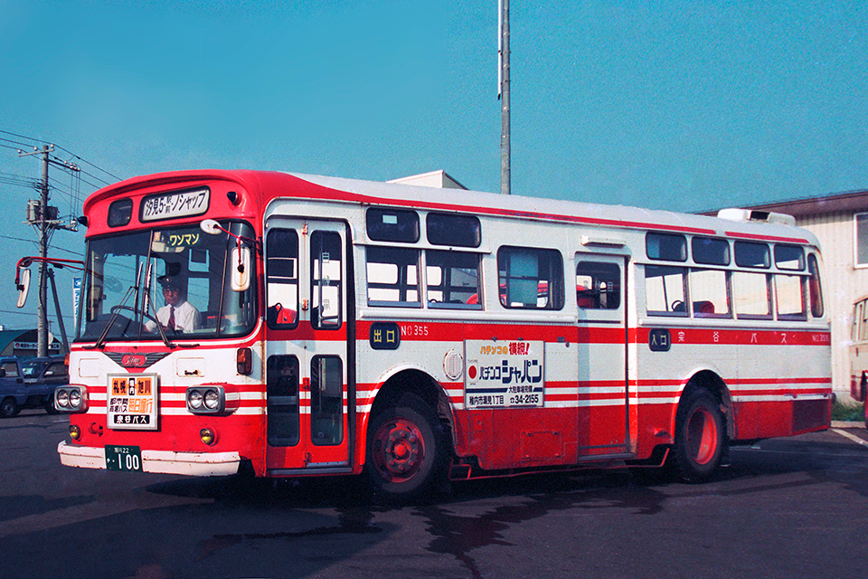 日野 RE100。元・東急バスの低床車で、帝国製車体を架装したバス窓車である。平成初期はこうしたモノコックの中古車が稚内市内路線の主力として活躍していた