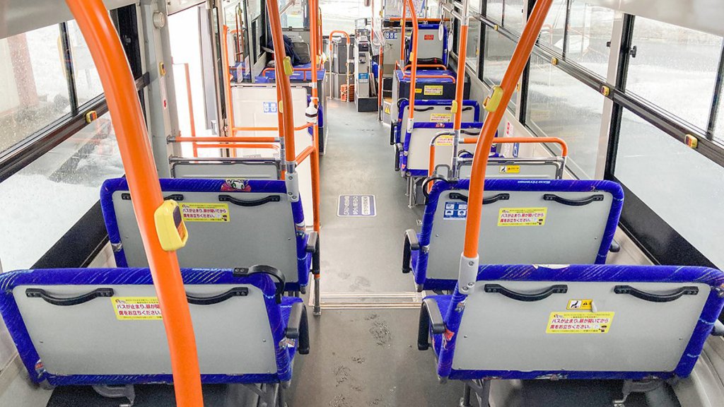 路線バスの座席と足元スペースって結構キツキツな印象……本当はどうなのか測ってみた!!