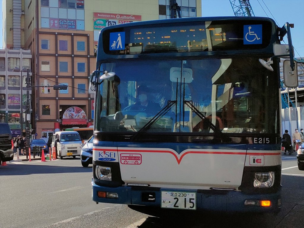 ノンステップバスの一例（京成バス・いすゞエルガ）