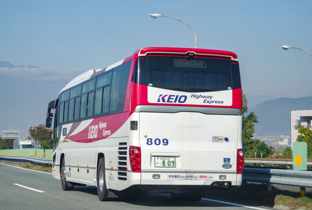 中央道を走る京王バスの都市間高速バス