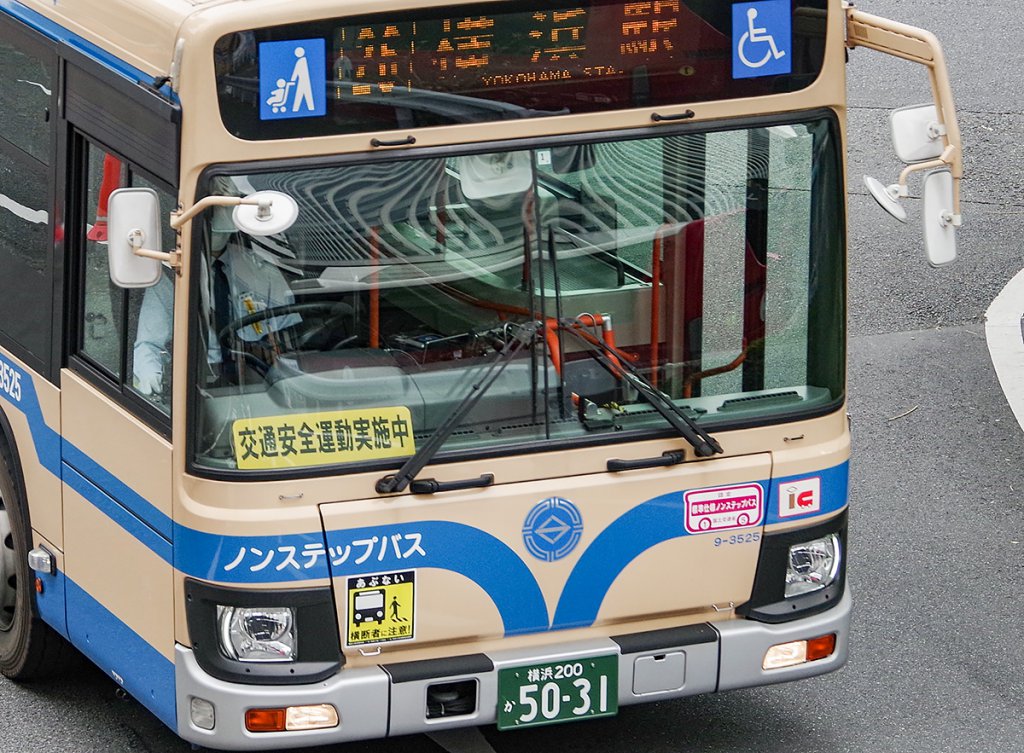 大中小合わせて8個の取っ手（?）が付いている横浜市営バスのブルーリボンハイブリッド
