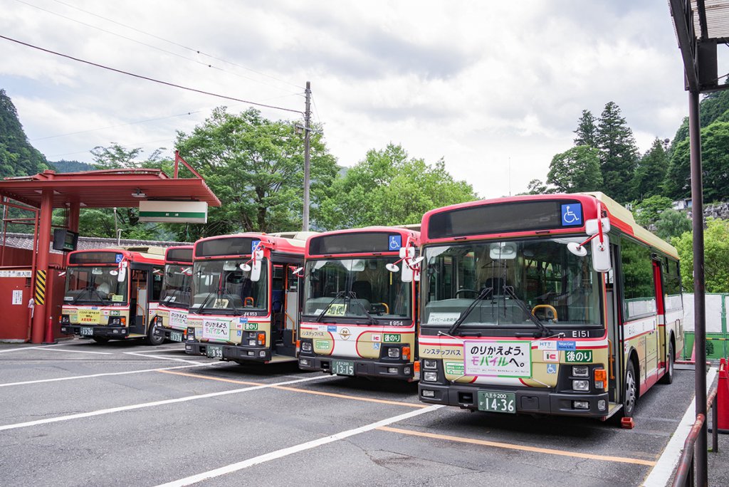 駅前折り返し場に並ぶ西東京バスの中型路線車