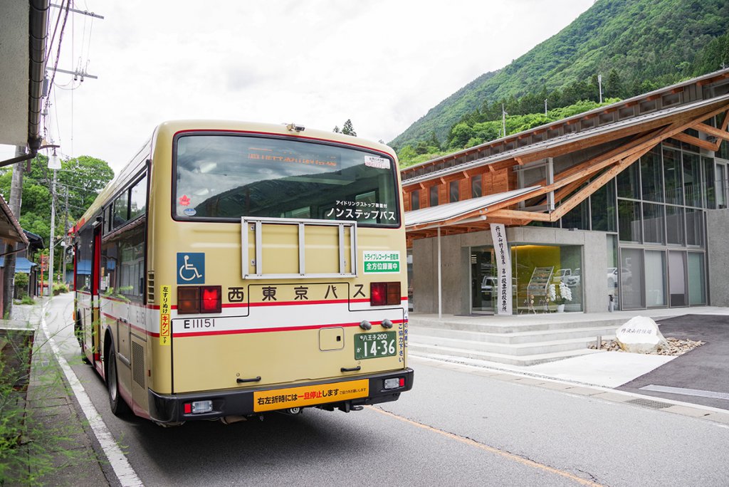 丹波山村役場バス停で乗客を降ろすと、折り返しのためバスは一旦停留所を離れる