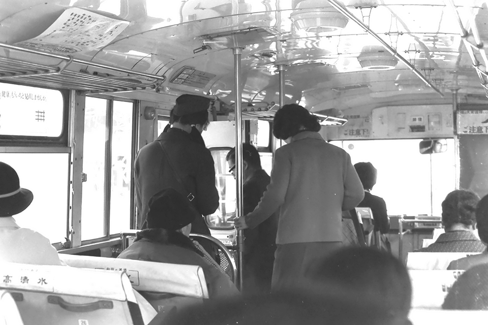 お下げ髪に紺の制服制帽の女性車掌が中扉のすぐ後ろの車掌台に乗務する光景は路線バスの原風景的存在（1977年・仙台市交通局）