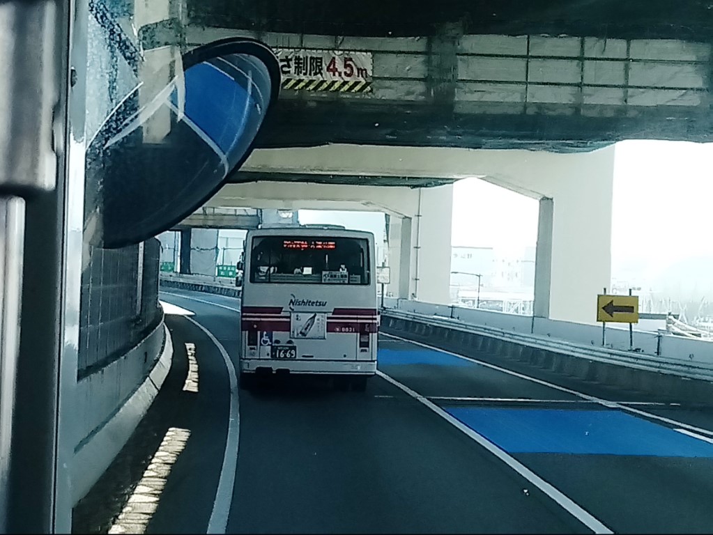 福岡都市高速道路を走行中の路線バス