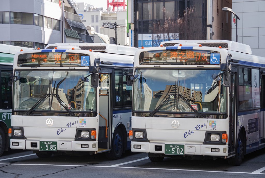 艶やかにランプを盛り込んだ中型路線車（広島県）