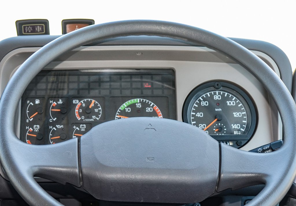 普通は180km/hまで表示する乗用車の速度計……ではバスの場合は最高何キロまで表示している?