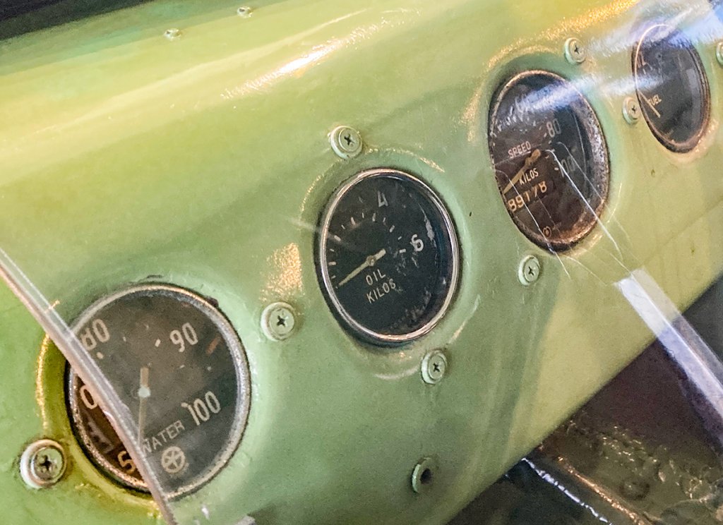 1951年式日産バスの速度計からは「100」の数値が見て取れる