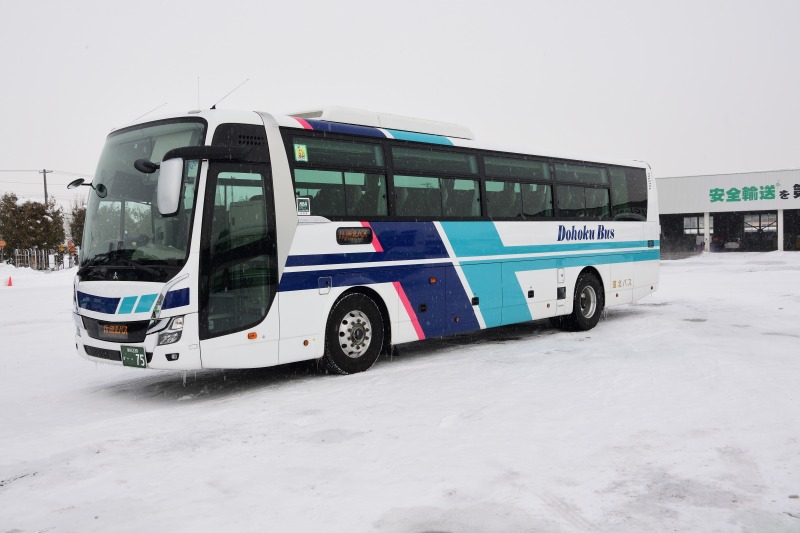 降雪地帯を運行するバスの路線には新雪、圧雪、凍結などあらゆる路面を通行しなければならない