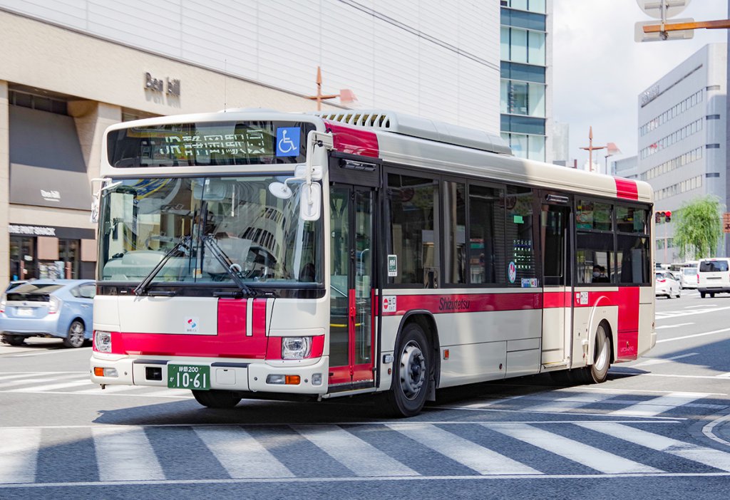 後輪にカバーが付いた大型路線車