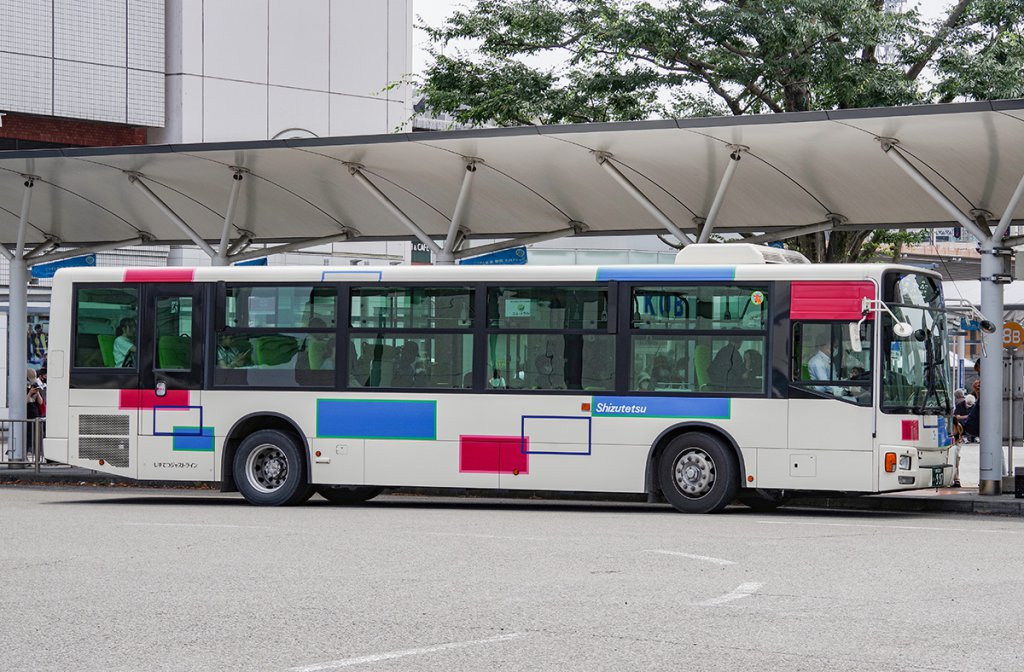 基本的に車体左側のみで、右側にカバーは付かない