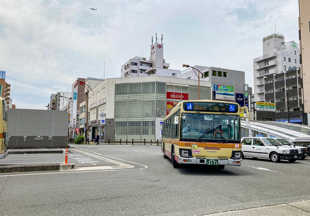 神奈中バスのいすゞエルガが入線