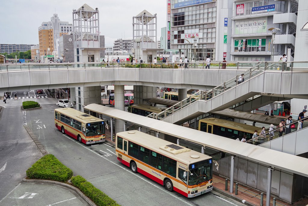 立体的な構造のJR茅ケ崎駅北口と駅前バスターミナル
