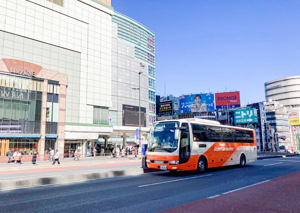新宿駅前を空港連絡バスが通過していく