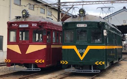 阪堺電気軌道の筑豊電鉄塗色（左）