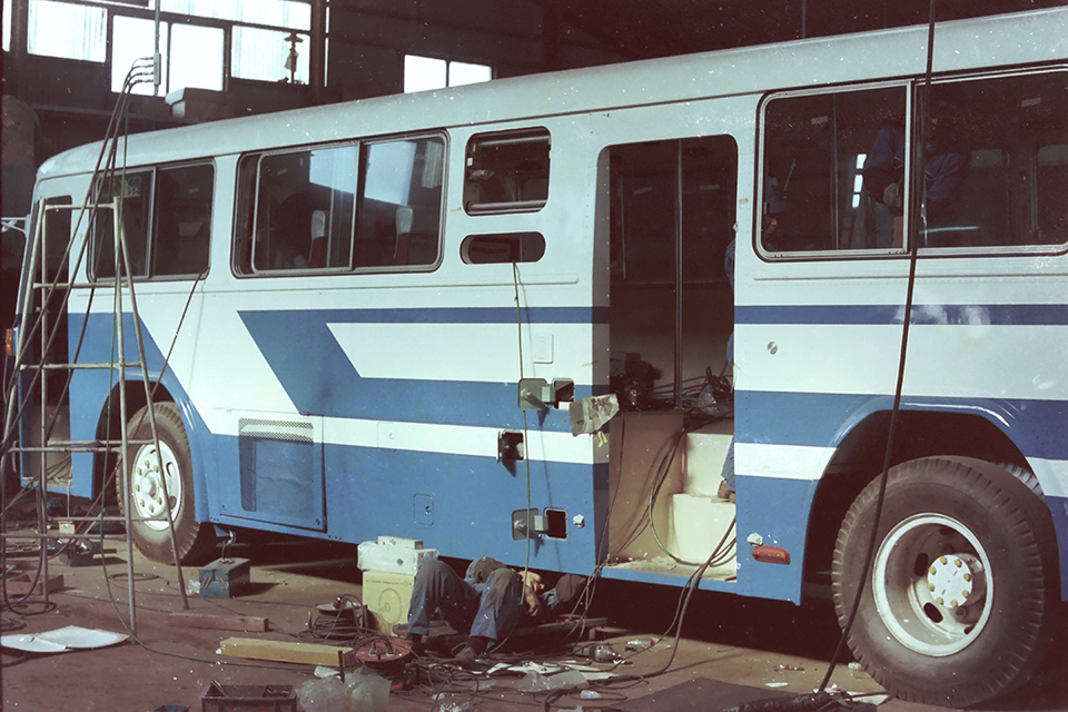 イズミ車体で中扉増設工事を行っている最中の九州産業交通の富士重工ボディのもと貸切車（1985年）