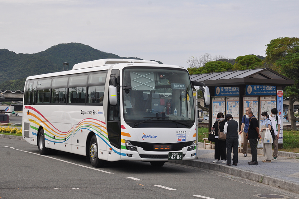 長門市仙崎の道の駅センザキッチンで帰りの行楽客を乗せる西日本鉄道の「おとずれ号」