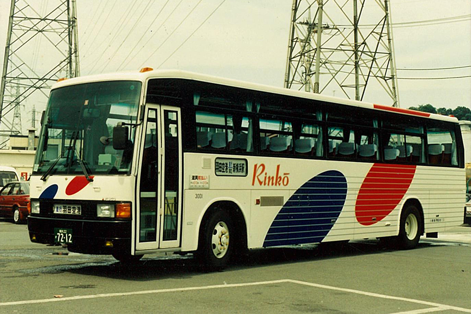 赤と青の楕円模様が川崎鶴見臨港バスの高速車のデザインだ