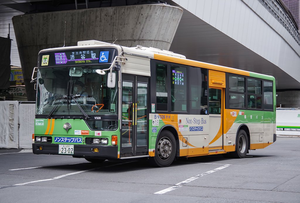 撮影時点で車齢13年ほど経った、2010年式三菱ふそうエアロスター