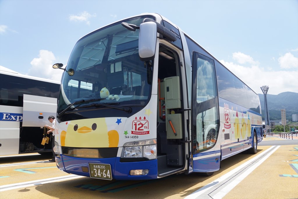 名古屋から銘菓「ぴよりん」がバスになって飛んでいく！　ぴよりんバス初便に乗車した!!