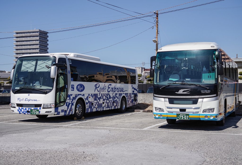 JR四国バスの営業所内に両備バスの高速車が駐車中