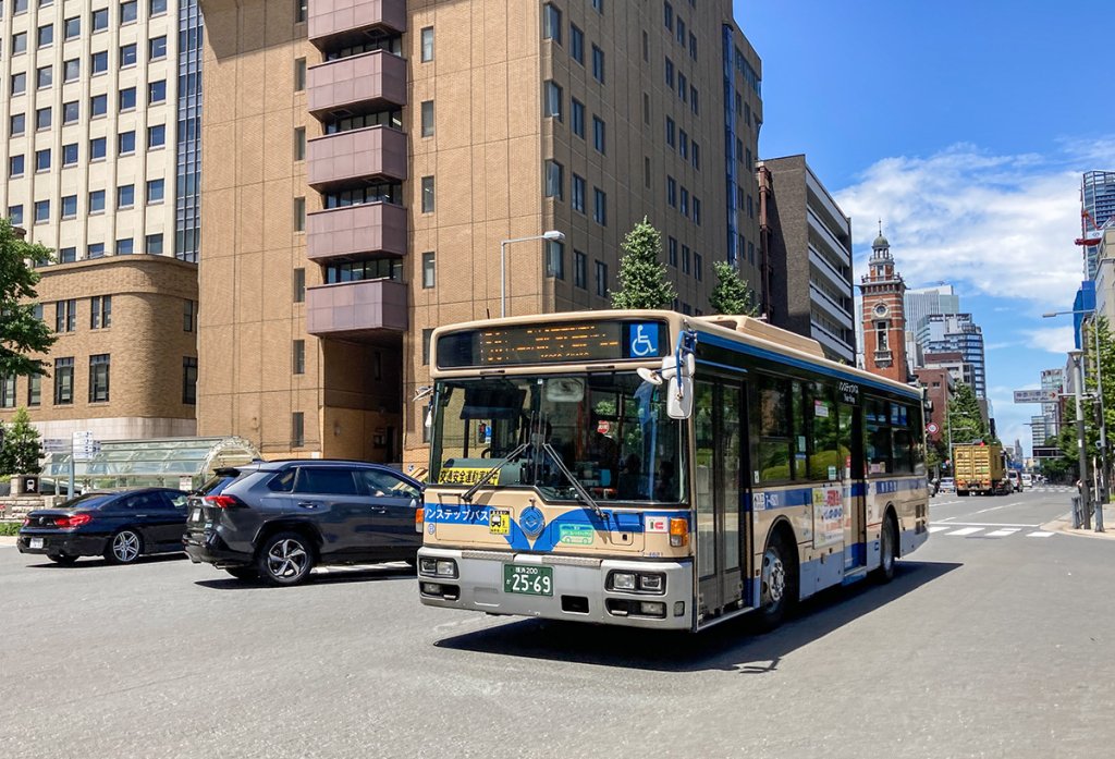 横浜の本町通りを走る横浜市営バスの大型路線車