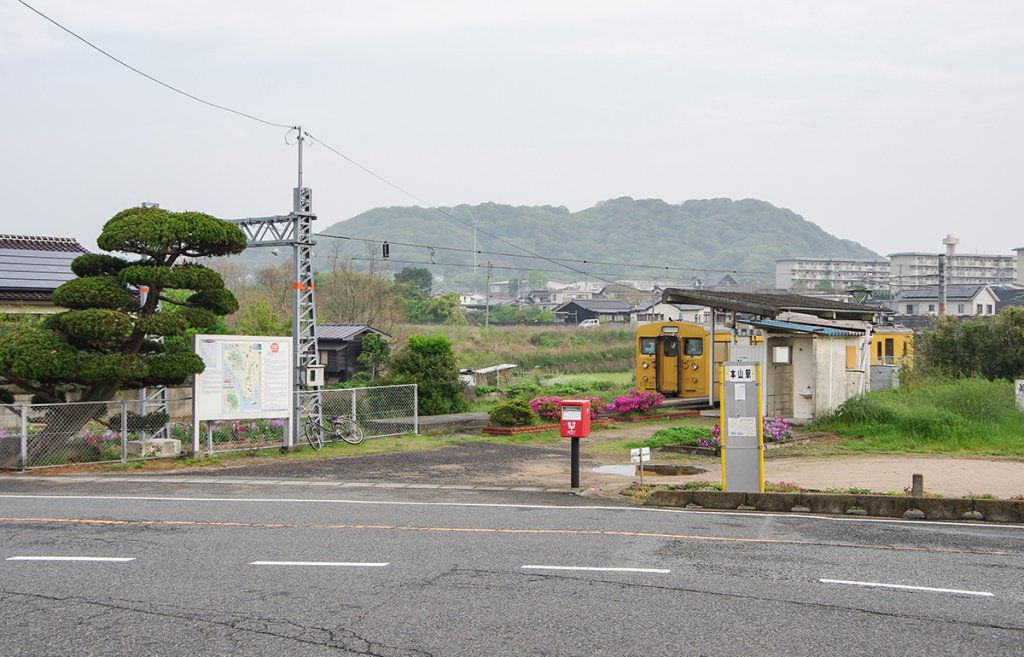 長門本山駅の前にバス停が置かれている