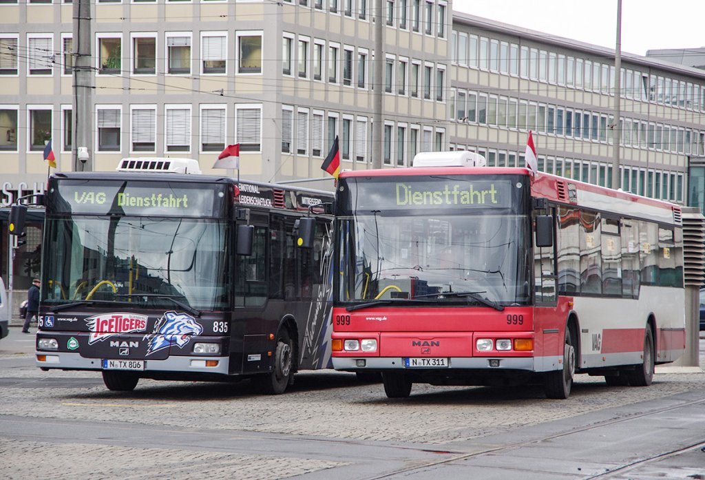 向かって左側にドイツ国旗、右側にニュルンベルク市旗を掲揚した路線バス