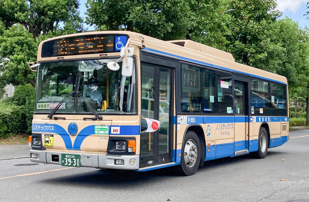 祝日に国旗を取り付けて運行する横浜市営バス