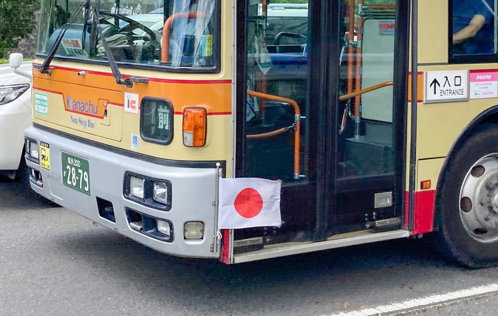 やや低めの位置に旗の取付棒がある神奈中バスの大型路線車