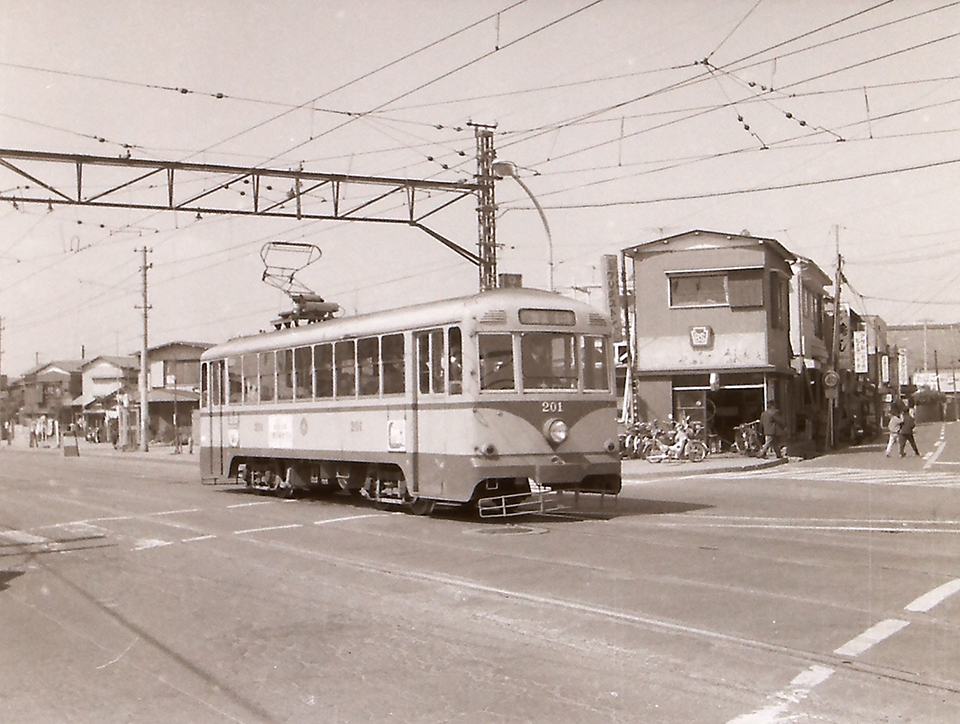 川崎駅から東側の臨海工業地帯に向けて走った川崎市電の末期の姿（1969年）