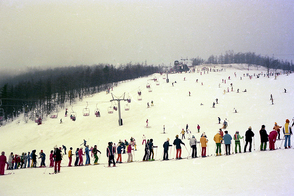当時の草津温泉スキー場。手前はリフト待ちの列で、スキー場はどこも大勢のスキー客で賑わった