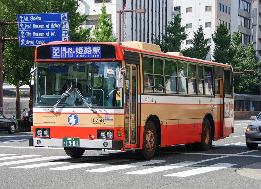 1992年式?の日野自動車製大型路線車。兵庫県の神姫バスでは前後扉車がよく使われていた