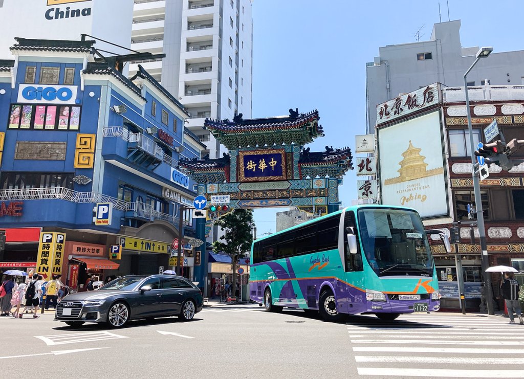 横浜中華街は路線・貸切バス双方の通り道にもなっている