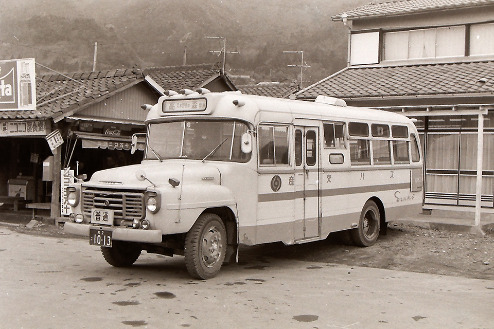 松本車体のボディを架装した九州産業交通のいすゞBXD30ボンネットバス。窓の形態や方向幕に特徴。駅前風景もどこか懐かしい（1972年）