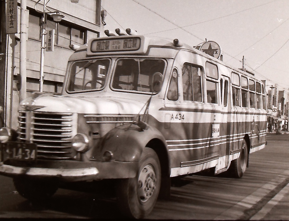 立川バスで活躍した新日国ボディの日野BH14ボンネットバス。全体に丸みを帯びた大ぶりなデザインだった（1967年）