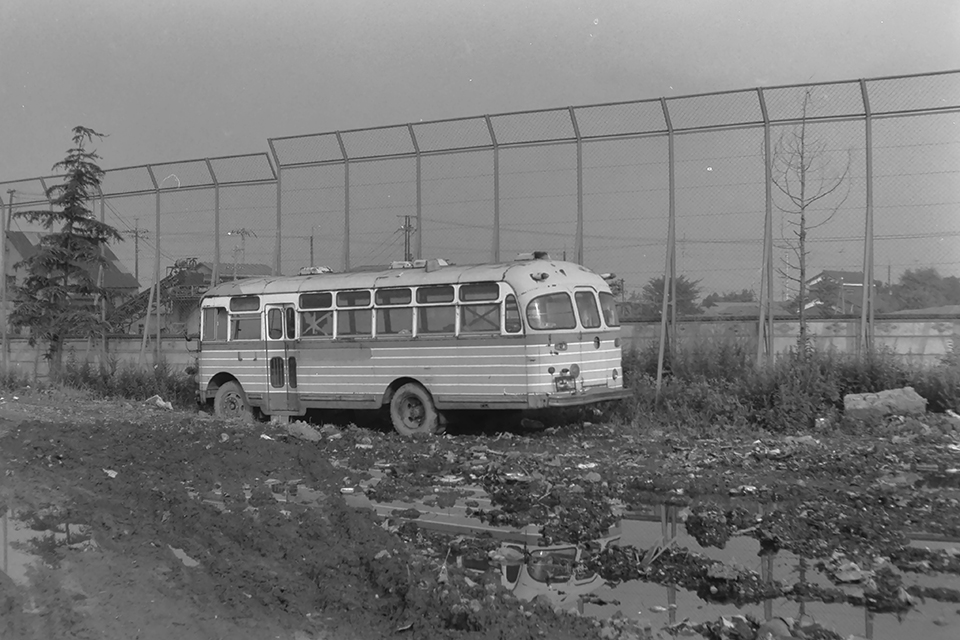 多摩川の河川敷に残っていた日産キャブスターの廃車体。標準の新日国ボディは全国に展開した（1972年）