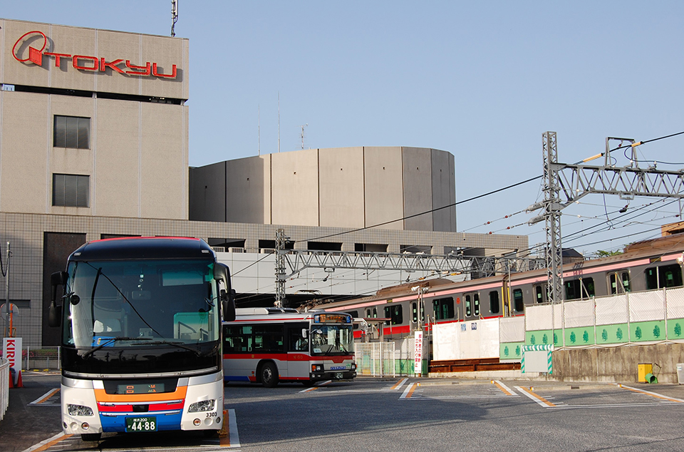 鉄道とバスを中核に、住宅開発や商業施設を沿線で展開する「日本型私鉄経営モデル」