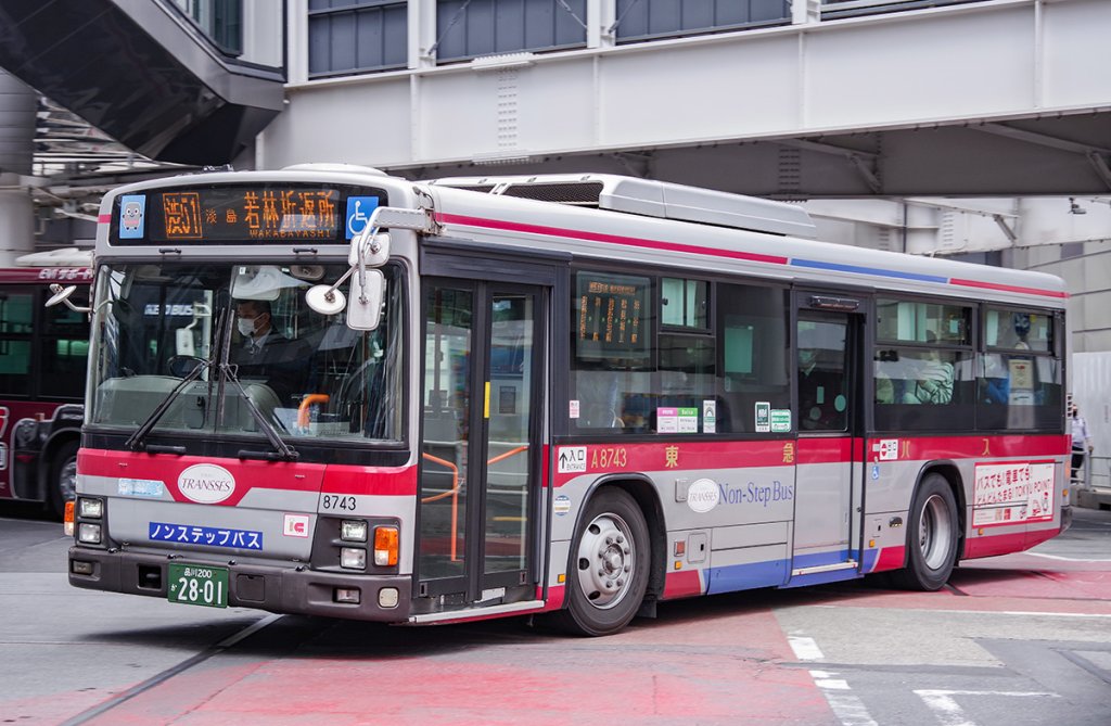 前ドアの隣に側面方向幕がある前乗り・後降り仕様の路線車