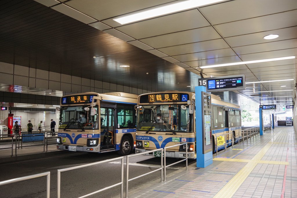 数多くの一般路線バスと高速バスが発着する横浜駅東口バスターミナル