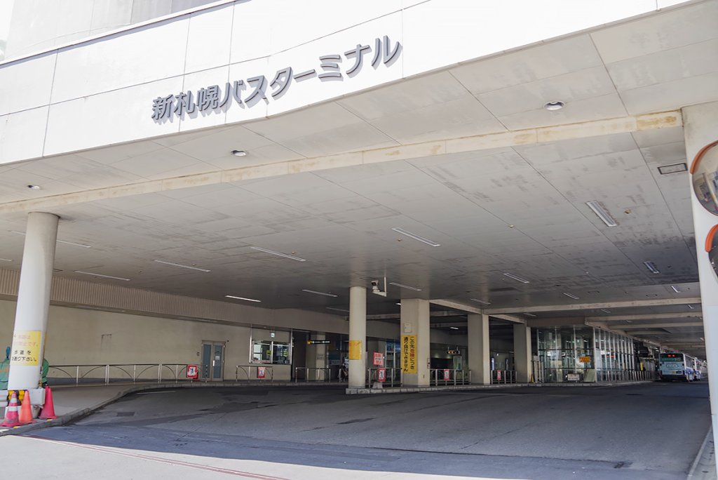 新札幌バスターミナルのバス入り口から内部の様子をうかがう