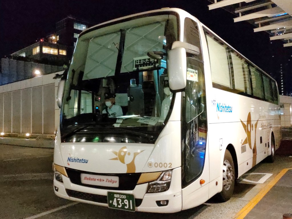 バスタ新宿で出発を待つはかた号