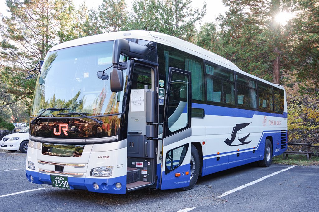 行先表示器とトイレが付いた高速車仕様であるが、このクルマは貸切車だ