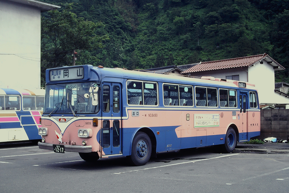 【写真3】折戸の後扉の真上に方向幕を設置した中鉄バスのワンマンバス。長距離主体に使用されたメトロ窓仕様の日野RC321P（1993年）