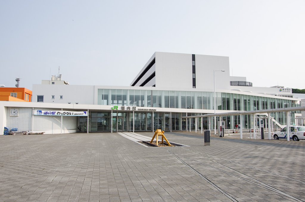 商業施設と宗谷バスのバス停が隣接しているJR稚内駅