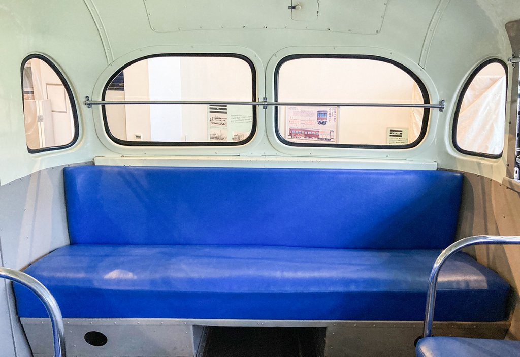 1950年代のバス車両も最後部座席は横長