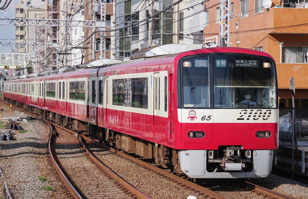 赤い電車の京急と、青い車体の京急バスの密接度は?