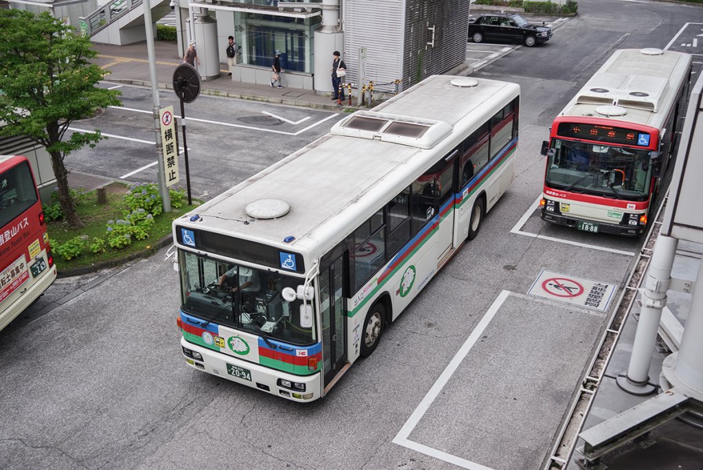 小田原駅東口バスターミナル内を走る伊豆箱根バスの大型路線車