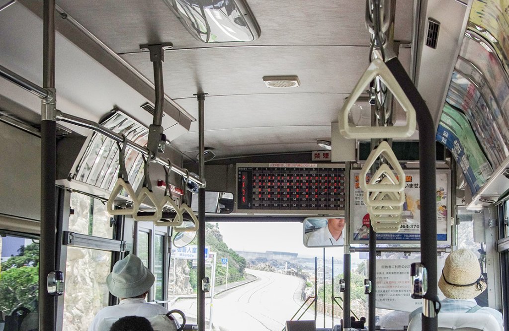 手掛けが車軸方向に向いた三角タイプ