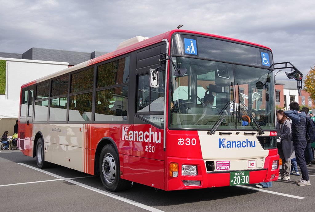 2023年11月11日に横浜で開催された「バス利用感謝デー」に、神奈中の新カラー車両が出展